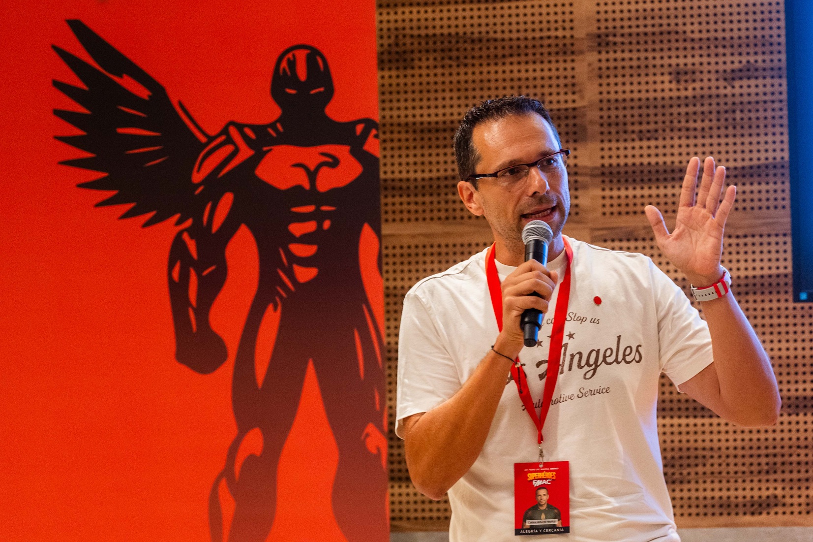 Carlos Muñoz dando un conferencia sobre innovación.